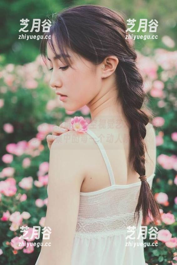 头条女神 - 琳琳的镂空视觉艺术照，分享她写真集中的每一个动人瞬间！