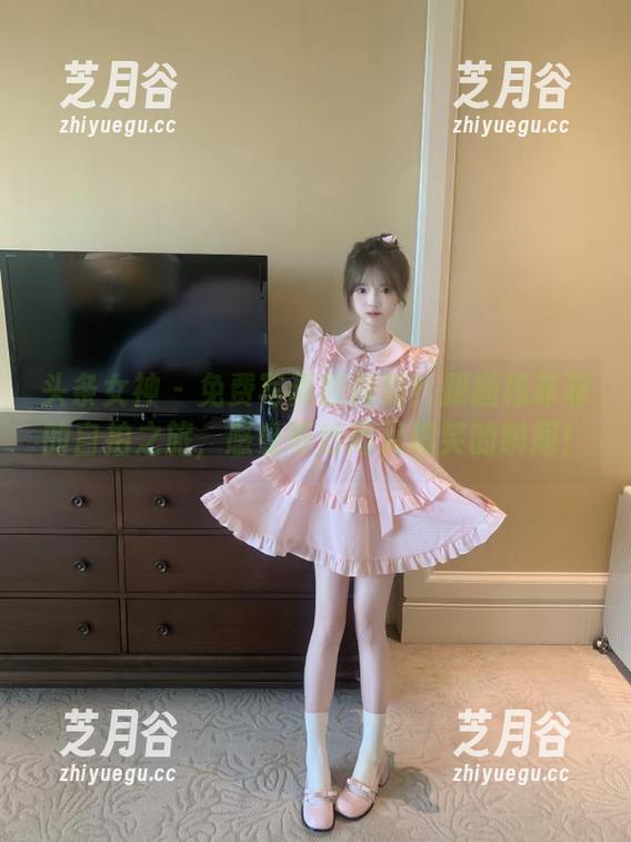 头条女神 - 免费写真时间到！跟随穆菲菲的自拍之旅，感受奇妙而又搞笑的瞬间！