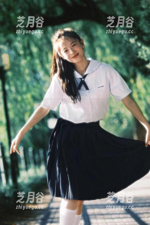头条女神 - 快来查看莫晓希的最新写真集，展现清纯学妹独特魅力的照片大赏！