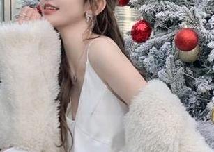 头条女神 – 萌琪琪短裙写真集：优雅与可爱兼具的时尚展示