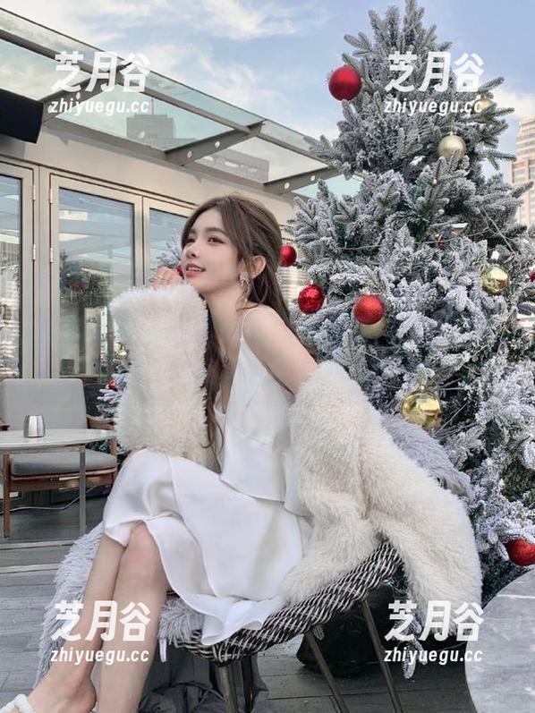 头条女神 - 萌琪琪短裙写真集：优雅与可爱兼具的时尚展示