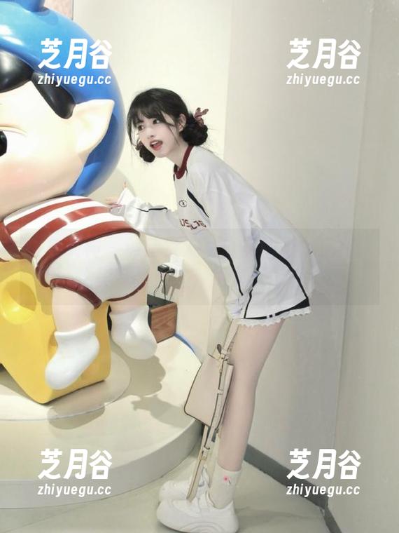 头条女神 - 钟晴女友写真美图合集：细腻之美尽显无遗，绝对不可错过