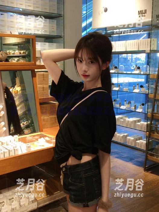 奶雯 微密圈 - 追寻奶雯的少女梦想,原图资源图片集,让你重温那段无忧无虑的岁月!