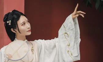 如月灰全新泳装写真作品更新：宛若清晨晨露般的清新气息
