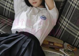 在套装中绽放个性：姜仁卿(강인경)写真图片展现独特风格