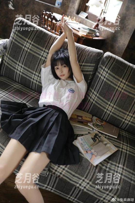 在套装中绽放个性：姜仁卿(강인경)写真图片展现独特风格