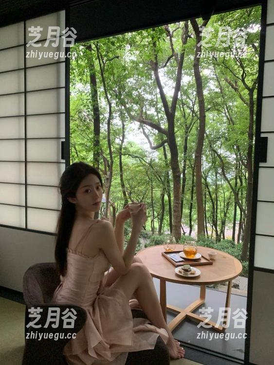 婉柔yyyy 微密圈 - 婉柔yyyy的裸足作品:图集中每一帧都散发清新可爱的气息