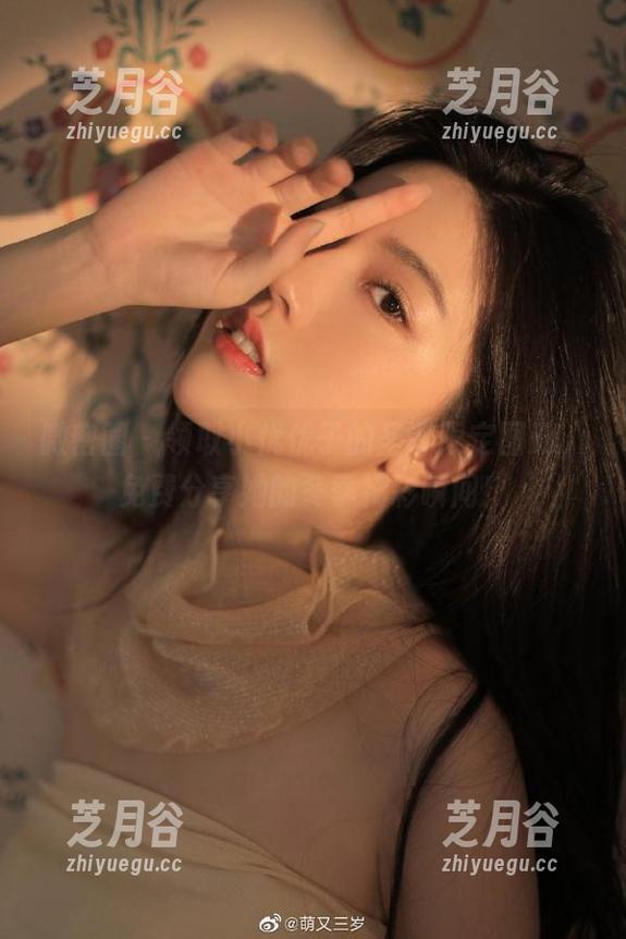 小优优子 微密圈 - 领取小优优子的圣诞限定图册,免费分享她的冬季精彩瞬间!