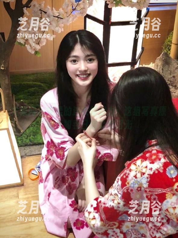 尤果网-安柔 尤果网 - 安柔的连衣裙魅力:这组写真原图犹如春日的柔和阳光