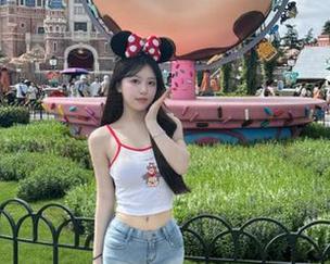 尤果网 – 徐梓伊最新制服写真作品：照片中洋溢着浓浓的时尚气息
