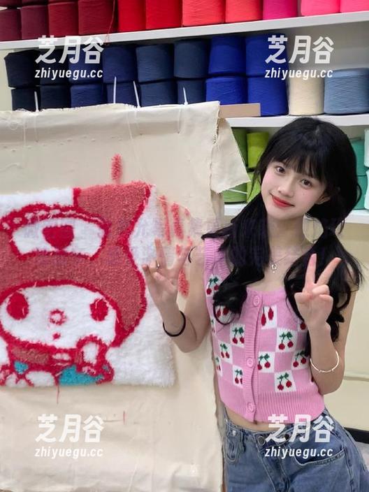 张思允 微密圈 - 张思允写真集更新来袭:烈焰玫瑰房车,感受激情与艺术的完美结合!