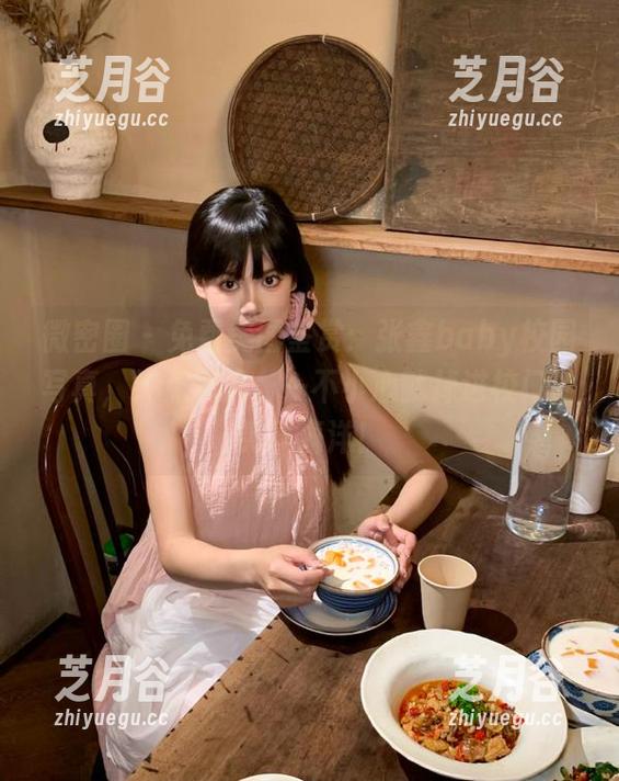张鑫baby 微密圈 - 免费美图鉴赏:张鑫baby校园写真,笑点满满,一不小心就掉进校门的笑声海洋!