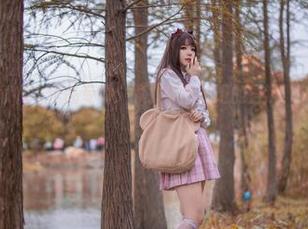 无颜小天使wyOL作品专辑：颜颜不想加班的日常，快来下载高清写真！