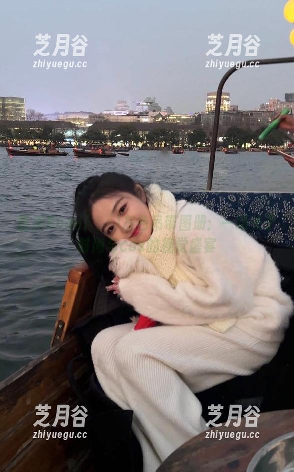 普美Bomi(보미)灰色吊带图册：一场关于时尚与cos的视觉盛宴