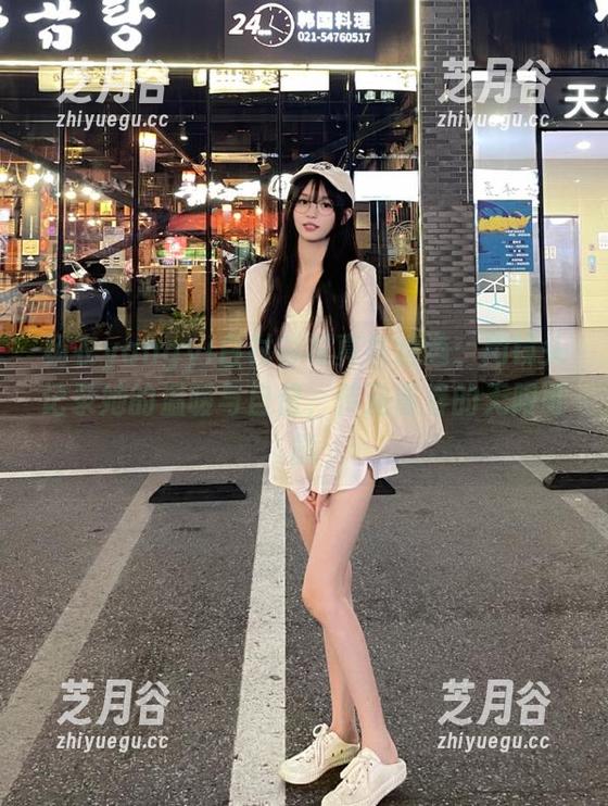 杨衣yangyi白衬衫写真集精选：用镜头记录她的温暖与自信，传递青春的无限可能