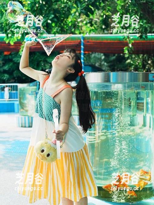 果团网 - 走进黄歆苑的办公室，带你感受独特套图下载体验！