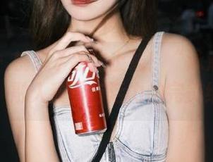 微密圈 – 桃脱了新作上线！“泳池”写真更新，融入甜美与活力的完美结合。