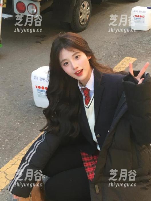 梦丝女神-乔儿 梦丝女神 - 精选图包:乔儿校园写真中的青春与梦想交织