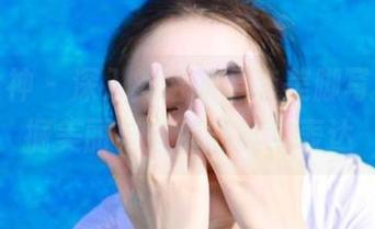 梦丝女神 – 深入刘诺的全套美脚写真，发掘美丽与自信的真实表达