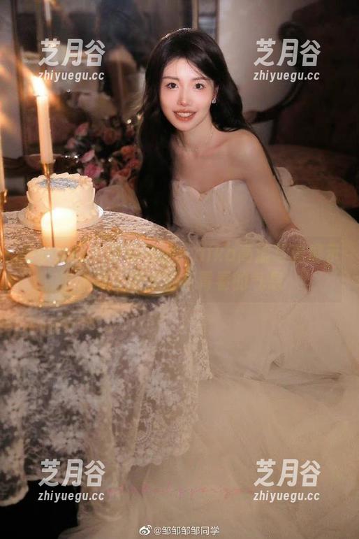 森萝财团-aika 森萝财团 - 梦幻泳池:aika高清写真展示水面上的光影与青春的气息