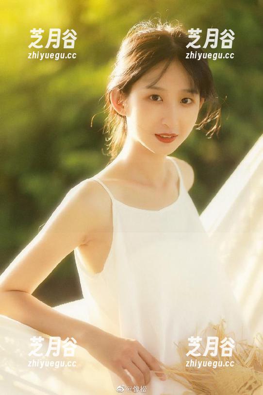 模范学院 - Flower朱可儿的户外写真作品集：看她在阳光下美丽如花，我却只能在室内捧着零食。