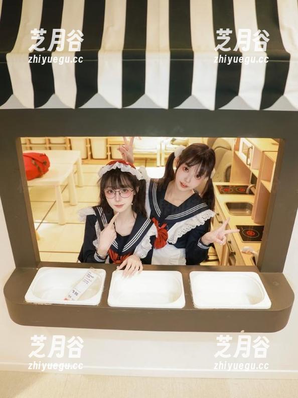 模范学院-伊小七MoMo 模范学院 - 伊小七MoMo透明写真美图分享,探索她内心世界的纯粹与真实