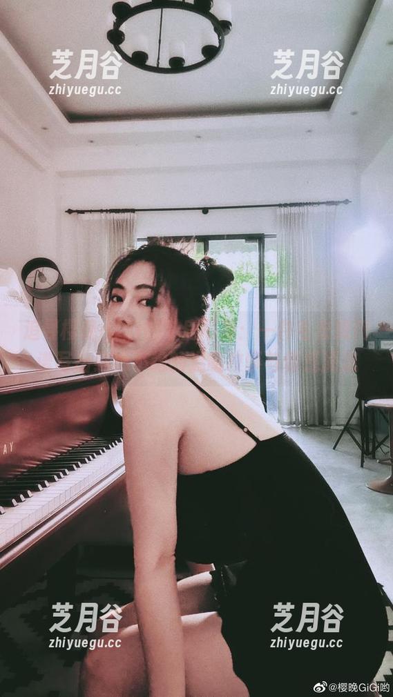 樱晚gigi 追寻樱晚gigi的私房写真:一件毛衣如何谱写出绵绵不绝的温暖故事与情感涌流