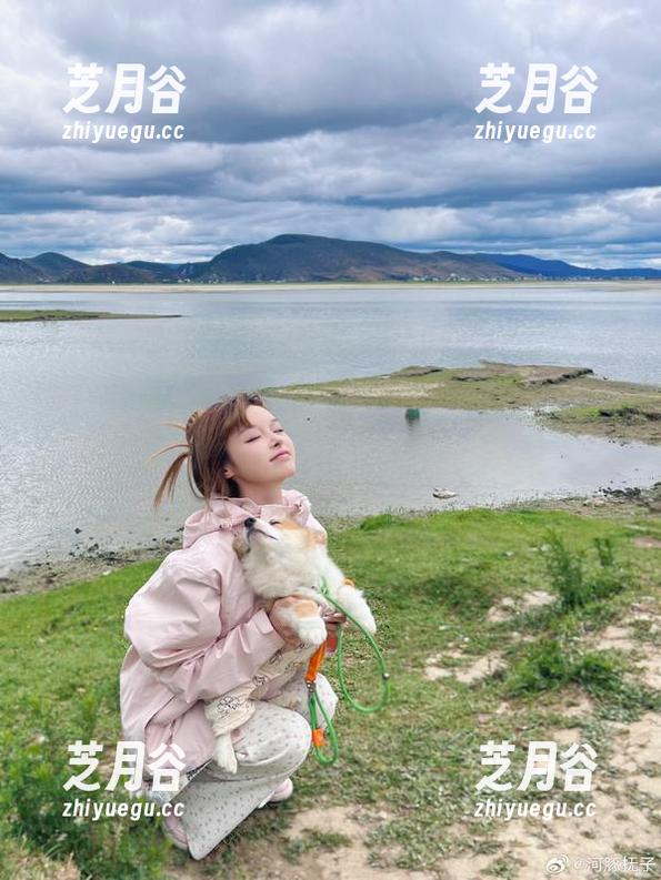 河豚抚子的魅力写真集“油亮”再次更新，探寻她的艺术之旅与灵感