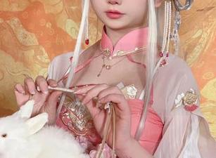 最新图册抢先看：浅野菌子演绎白衬衫的多样风格