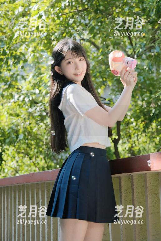 爱蜜社-格格污巫 爱蜜社 - 格格污巫的泳池写真合集,让你沉醉在这片高清水蓝世界里