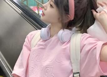 爱蜜社 – 谢芷馨Sindy，才女学姐的独特写真作品，承载青春的梦与希望！