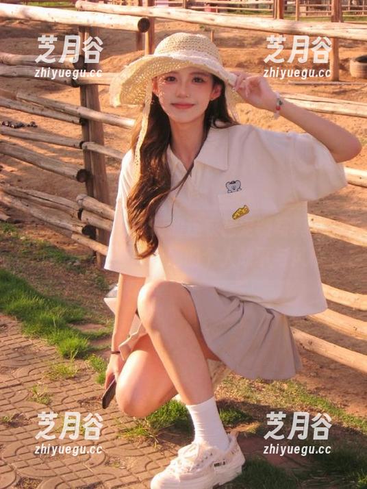 物恋传媒 - 在小昭的连衣裙定制写真里，多样图片诉说着她的个人故事与风格
