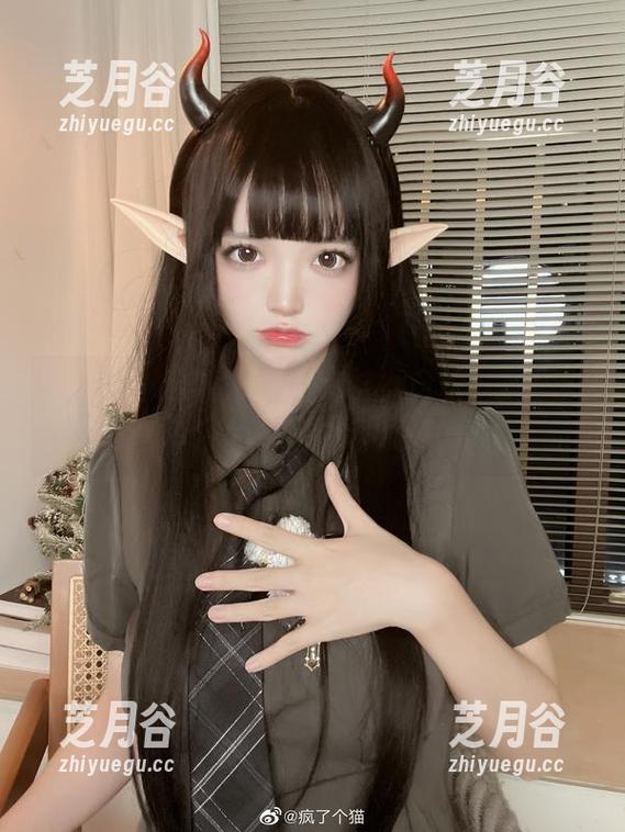 让我们一起观看疯猫ss修女自拍，捕捉她写真中的每一个动人瞬间！
