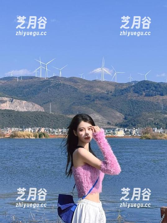 白金Saki独家呈现：三个女仆cos图包让你沉浸其中