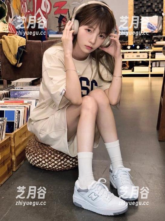 秀人网 - 最新写真作品盘点：MOON嘉依以《奶牛》为主题，带你探索那些搞怪和温馨的照片背后的故事！