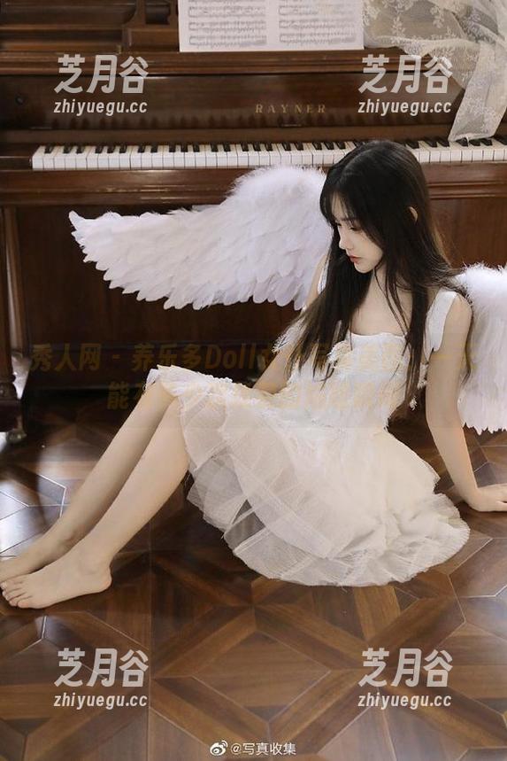 秀人网 - 养乐多Doll女仆写真美图：一天能有多少次换装的尴尬瞬间