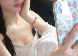 秀人网 – 周波儿泳池写真作品高清上线，水中时光的绚丽与幻影