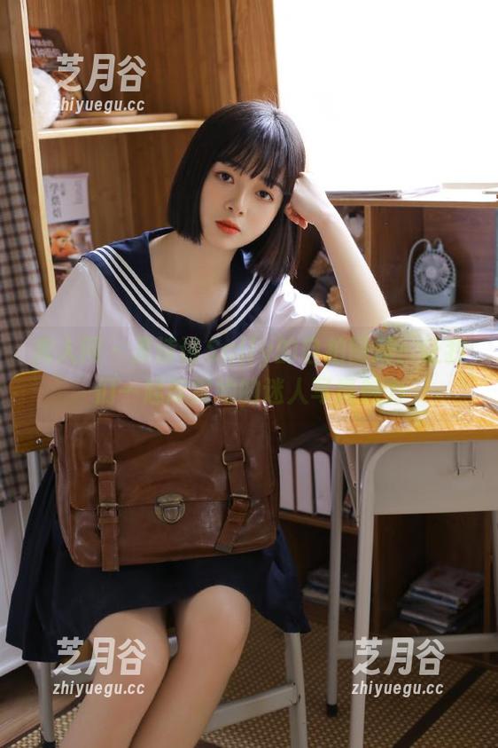 秀人网 - 夏诗诗Sally的自拍图册：让我们一起欣赏她的迷人写真魅力
