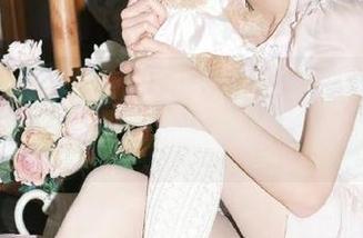 秀人网 – 汐汐爱吃草莓比基尼写真图包，带你领略海边的梦幻与真实