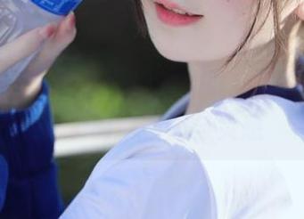 秀人网 – 皮衣之美：璀灿最新原图分享，记录时尚瞬间与灵感