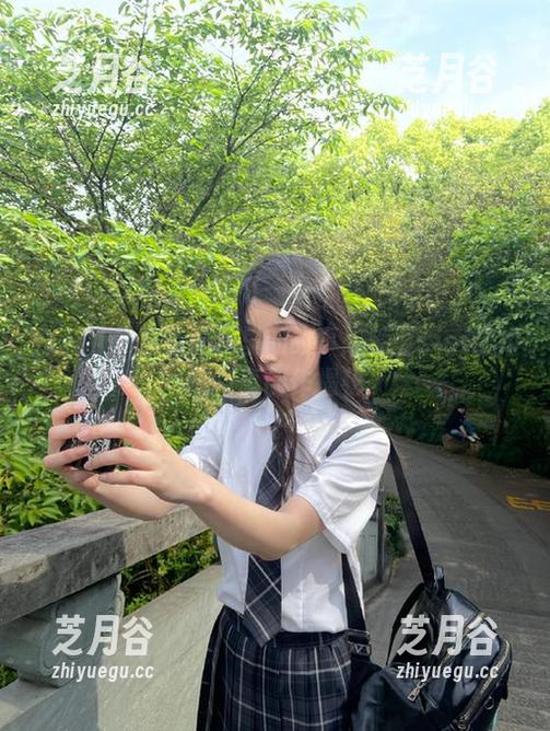 秀人网 - 高清原图里的故事：糖豆sisi学姐的写真创作揭秘