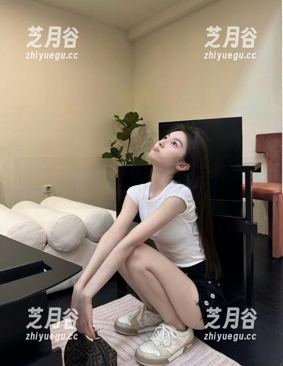 秀人网-软软酱 秀人网 - 软软酱独特修女写真全集:一场视觉与心灵的盛宴