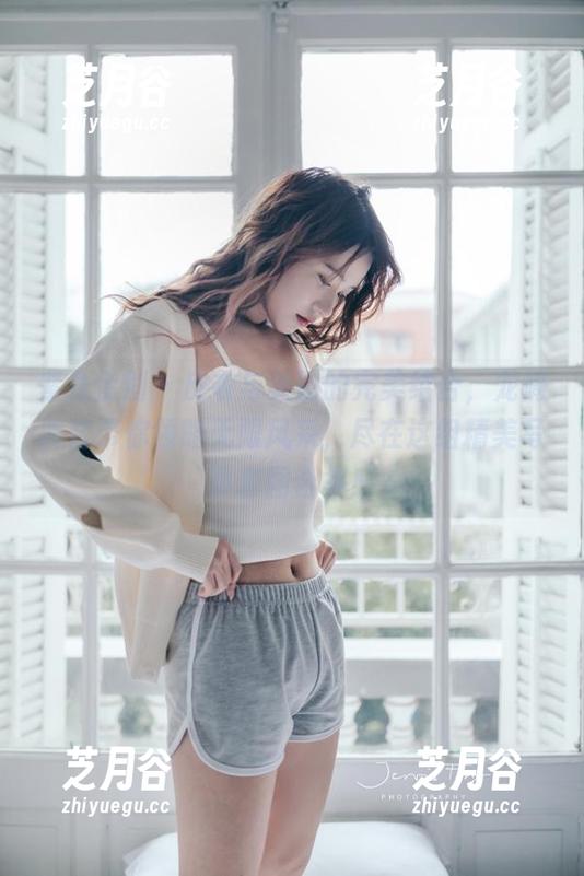 紧急企划 - 皮衣与美丽的完美结合，龙崎聆音带你领略无限风采，尽在这组精美写真套图合集！