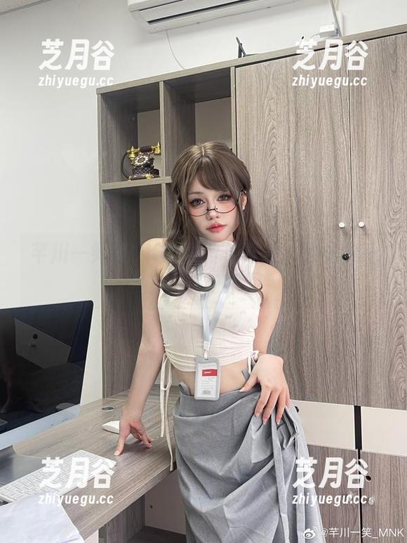 芊川一笑MNK的可爱写真集：呈现最美的图片与瞬间