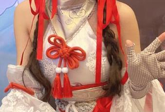 芊川一笑MNK新美图更新，恶魔姐姐教你如何玩转搞笑！