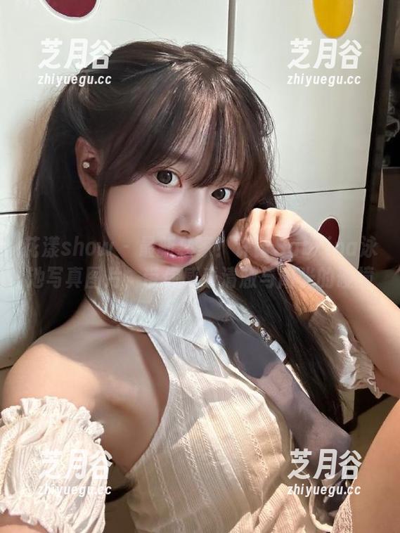花漾show-许诺Sabrina 花漾show - 最新独家!许诺Sabrina泳池写真图片,带你感受清澈与阳光的碰撞