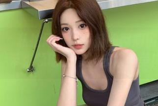 微密圈 – 私拍风情：葛征的网洞黑丝图包，带你领略独特的艺术之美！