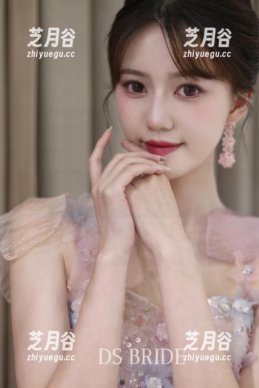 蜜桃社-初月 蜜桃社 - 最新初月办公室写真作品:展现工作与生活的完美平衡
