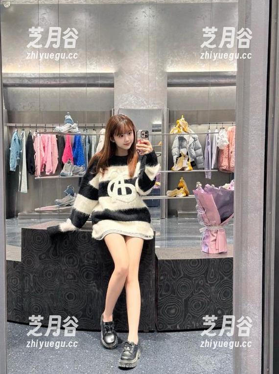 蜜桃社 - 默默Momo的体操服私拍套图，来看看我在镜头下的真实与坚持