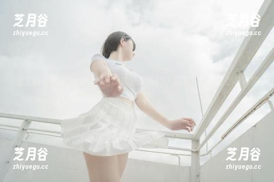 阿薰kaOri 兔女郎与阿薰kaOri:自嘲式分享她的作品集,粉红幻想与现实的碰撞